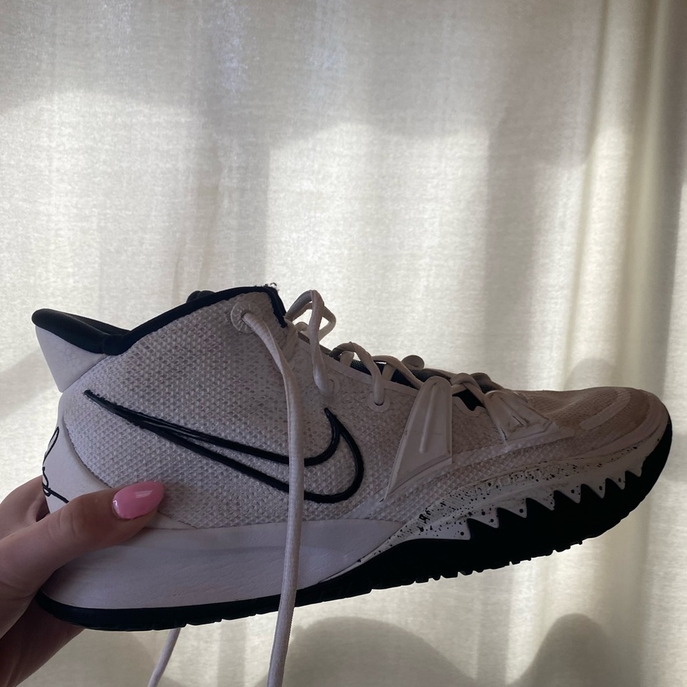 Mens Kyrie 7 TB Basketball shoes Black and white